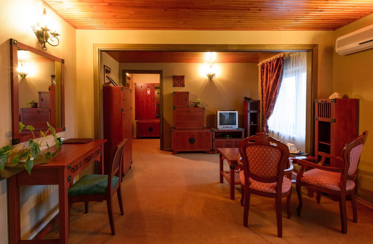 Letuchiy Gollandets Hotel Uzhhorod Luaran gambar